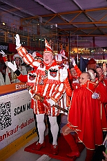 01 KarnevalOnIce 2026-02-06 22  Tour-Tag, 6. Februar - Am frühen Freitagabend hieß es in der „alleato Arena“ zum 4. Mal „Karneval on Ice“ . Eion (Spaß)Eishockeyspiel der Teams Karneval vs. Stadt Duisburg endete 10:10. Danach ging es in die Glückaufhalle nach Homberg, Herrensitzung der „Narrenzunft“. Zurück im Süden zur Ehrengarde, diese hatte den „Großen Orden“, im „Landgasthof Schenke“, an Joachim Loosen verliehen. Abschluss des Abends war dann im „Männerhort“ bei Klaus Bodzian. : DVPJ, Toni I, Jules I., Prinz Karneval, Prinz, Prinzessin Aileen I., Hofmarschälle, Page, Pagen, Paginnen, HDK, Duisburg, Karneval, Helau, Tollität, Event, Session 2025, Session 2025, HDK Duisburg, Hauptausschuss, Hauptausschuss Karneval Duisburg, Duisburg ist echt