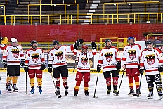 01 KarnevalOnIce 2026-02-06 26  Tour-Tag, 6. Februar - Am frühen Freitagabend hieß es in der „alleato Arena“ zum 4. Mal „Karneval on Ice“ . Eion (Spaß)Eishockeyspiel der Teams Karneval vs. Stadt Duisburg endete 10:10. Danach ging es in die Glückaufhalle nach Homberg, Herrensitzung der „Narrenzunft“. Zurück im Süden zur Ehrengarde, diese hatte den „Großen Orden“, im „Landgasthof Schenke“, an Joachim Loosen verliehen. Abschluss des Abends war dann im „Männerhort“ bei Klaus Bodzian. : DVPJ, Toni I, Jules I., Prinz Karneval, Prinz, Prinzessin Aileen I., Hofmarschälle, Page, Pagen, Paginnen, HDK, Duisburg, Karneval, Helau, Tollität, Event, Session 2025, Session 2025, HDK Duisburg, Hauptausschuss, Hauptausschuss Karneval Duisburg, Duisburg ist echt