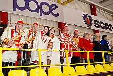 01 KarnevalOnIce 2026-02-06 27  Tour-Tag, 6. Februar - Am frühen Freitagabend hieß es in der „alleato Arena“ zum 4. Mal „Karneval on Ice“ . Eion (Spaß)Eishockeyspiel der Teams Karneval vs. Stadt Duisburg endete 10:10. Danach ging es in die Glückaufhalle nach Homberg, Herrensitzung der „Narrenzunft“. Zurück im Süden zur Ehrengarde, diese hatte den „Großen Orden“, im „Landgasthof Schenke“, an Joachim Loosen verliehen. Abschluss des Abends war dann im „Männerhort“ bei Klaus Bodzian. : DVPJ, Toni I, Jules I., Prinz Karneval, Prinz, Prinzessin Aileen I., Hofmarschälle, Page, Pagen, Paginnen, HDK, Duisburg, Karneval, Helau, Tollität, Event, Session 2025, Session 2025, HDK Duisburg, Hauptausschuss, Hauptausschuss Karneval Duisburg, Duisburg ist echt