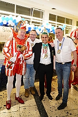 02 Herrens NarrenzHomb 2026-02-06 02  Tour-Tag, 6. Februar - Am frühen Freitagabend hieß es in der „alleato Arena“ zum 4. Mal „Karneval on Ice“ . Eion (Spaß)Eishockeyspiel der Teams Karneval vs. Stadt Duisburg endete 10:10. Danach ging es in die Glückaufhalle nach Homberg, Herrensitzung der „Narrenzunft“. Zurück im Süden zur Ehrengarde, diese hatte den „Großen Orden“, im „Landgasthof Schenke“, an Joachim Loosen verliehen. Abschluss des Abends war dann im „Männerhort“ bei Klaus Bodzian. : DVPJ, Toni I, Jules I., Prinz Karneval, Prinz, Prinzessin Aileen I., Hofmarschälle, Page, Pagen, Paginnen, HDK, Duisburg, Karneval, Helau, Tollität, Event, Session 2025, Session 2025, HDK Duisburg, Hauptausschuss, Hauptausschuss Karneval Duisburg, Duisburg ist echt