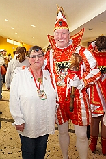 02 Herrens NarrenzHomb 2026-02-06 03  Tour-Tag, 6. Februar - Am frühen Freitagabend hieß es in der „alleato Arena“ zum 4. Mal „Karneval on Ice“ . Eion (Spaß)Eishockeyspiel der Teams Karneval vs. Stadt Duisburg endete 10:10. Danach ging es in die Glückaufhalle nach Homberg, Herrensitzung der „Narrenzunft“. Zurück im Süden zur Ehrengarde, diese hatte den „Großen Orden“, im „Landgasthof Schenke“, an Joachim Loosen verliehen. Abschluss des Abends war dann im „Männerhort“ bei Klaus Bodzian. : DVPJ, Toni I, Jules I., Prinz Karneval, Prinz, Prinzessin Aileen I., Hofmarschälle, Page, Pagen, Paginnen, HDK, Duisburg, Karneval, Helau, Tollität, Event, Session 2025, Session 2025, HDK Duisburg, Hauptausschuss, Hauptausschuss Karneval Duisburg, Duisburg ist echt