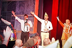 02 Herrens NarrenzHomb 2026-02-06 10  Tour-Tag, 6. Februar - Am frühen Freitagabend hieß es in der „alleato Arena“ zum 4. Mal „Karneval on Ice“ . Eion (Spaß)Eishockeyspiel der Teams Karneval vs. Stadt Duisburg endete 10:10. Danach ging es in die Glückaufhalle nach Homberg, Herrensitzung der „Narrenzunft“. Zurück im Süden zur Ehrengarde, diese hatte den „Großen Orden“, im „Landgasthof Schenke“, an Joachim Loosen verliehen. Abschluss des Abends war dann im „Männerhort“ bei Klaus Bodzian. : DVPJ, Toni I, Jules I., Prinz Karneval, Prinz, Prinzessin Aileen I., Hofmarschälle, Page, Pagen, Paginnen, HDK, Duisburg, Karneval, Helau, Tollität, Event, Session 2025, Session 2025, HDK Duisburg, Hauptausschuss, Hauptausschuss Karneval Duisburg, Duisburg ist echt