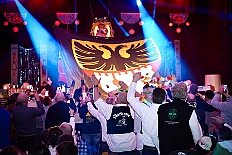 02 Herrens NarrenzHomb 2026-02-06 15  Tour-Tag, 6. Februar - Am frühen Freitagabend hieß es in der „alleato Arena“ zum 4. Mal „Karneval on Ice“ . Eion (Spaß)Eishockeyspiel der Teams Karneval vs. Stadt Duisburg endete 10:10. Danach ging es in die Glückaufhalle nach Homberg, Herrensitzung der „Narrenzunft“. Zurück im Süden zur Ehrengarde, diese hatte den „Großen Orden“, im „Landgasthof Schenke“, an Joachim Loosen verliehen. Abschluss des Abends war dann im „Männerhort“ bei Klaus Bodzian. : DVPJ, Toni I, Jules I., Prinz Karneval, Prinz, Prinzessin Aileen I., Hofmarschälle, Page, Pagen, Paginnen, HDK, Duisburg, Karneval, Helau, Tollität, Event, Session 2025, Session 2025, HDK Duisburg, Hauptausschuss, Hauptausschuss Karneval Duisburg, Duisburg ist echt