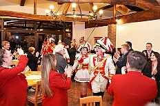 03 GrOrden Ehrengard 2026-02-06 02  Tour-Tag, 6. Februar - Am frühen Freitagabend hieß es in der „alleato Arena“ zum 4. Mal „Karneval on Ice“ . Eion (Spaß)Eishockeyspiel der Teams Karneval vs. Stadt Duisburg endete 10:10. Danach ging es in die Glückaufhalle nach Homberg, Herrensitzung der „Narrenzunft“. Zurück im Süden zur Ehrengarde, diese hatte den „Großen Orden“, im „Landgasthof Schenke“, an Joachim Loosen verliehen. Abschluss des Abends war dann im „Männerhort“ bei Klaus Bodzian. : DVPJ, Toni I, Jules I., Prinz Karneval, Prinz, Prinzessin Aileen I., Hofmarschälle, Page, Pagen, Paginnen, HDK, Duisburg, Karneval, Helau, Tollität, Event, Session 2025, Session 2025, HDK Duisburg, Hauptausschuss, Hauptausschuss Karneval Duisburg, Duisburg ist echt