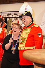 03 GrOrden Ehrengard 2026-02-06 03  Tour-Tag, 6. Februar - Am frühen Freitagabend hieß es in der „alleato Arena“ zum 4. Mal „Karneval on Ice“ . Eion (Spaß)Eishockeyspiel der Teams Karneval vs. Stadt Duisburg endete 10:10. Danach ging es in die Glückaufhalle nach Homberg, Herrensitzung der „Narrenzunft“. Zurück im Süden zur Ehrengarde, diese hatte den „Großen Orden“, im „Landgasthof Schenke“, an Joachim Loosen verliehen. Abschluss des Abends war dann im „Männerhort“ bei Klaus Bodzian. : DVPJ, Toni I, Jules I., Prinz Karneval, Prinz, Prinzessin Aileen I., Hofmarschälle, Page, Pagen, Paginnen, HDK, Duisburg, Karneval, Helau, Tollität, Event, Session 2025, Session 2025, HDK Duisburg, Hauptausschuss, Hauptausschuss Karneval Duisburg, Duisburg ist echt