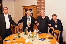 03 GrOrden Ehrengard 2026-02-06 10  Tour-Tag, 6. Februar - Am frühen Freitagabend hieß es in der „alleato Arena“ zum 4. Mal „Karneval on Ice“ . Eion (Spaß)Eishockeyspiel der Teams Karneval vs. Stadt Duisburg endete 10:10. Danach ging es in die Glückaufhalle nach Homberg, Herrensitzung der „Narrenzunft“. Zurück im Süden zur Ehrengarde, diese hatte den „Großen Orden“, im „Landgasthof Schenke“, an Joachim Loosen verliehen. Abschluss des Abends war dann im „Männerhort“ bei Klaus Bodzian. : DVPJ, Toni I, Jules I., Prinz Karneval, Prinz, Prinzessin Aileen I., Hofmarschälle, Page, Pagen, Paginnen, HDK, Duisburg, Karneval, Helau, Tollität, Event, Session 2025, Session 2025, HDK Duisburg, Hauptausschuss, Hauptausschuss Karneval Duisburg, Duisburg ist echt