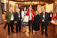 03 GrOrden Ehrengard 2026-02-06 18  Tour-Tag, 6. Februar - Am frühen Freitagabend hieß es in der „alleato Arena“ zum 4. Mal „Karneval on Ice“ . Eion (Spaß)Eishockeyspiel der Teams Karneval vs. Stadt Duisburg endete 10:10. Danach ging es in die Glückaufhalle nach Homberg, Herrensitzung der „Narrenzunft“. Zurück im Süden zur Ehrengarde, diese hatte den „Großen Orden“, im „Landgasthof Schenke“, an Joachim Loosen verliehen. Abschluss des Abends war dann im „Männerhort“ bei Klaus Bodzian. : DVPJ, Toni I, Jules I., Prinz Karneval, Prinz, Prinzessin Aileen I., Hofmarschälle, Page, Pagen, Paginnen, HDK, Duisburg, Karneval, Helau, Tollität, Event, Session 2025, Session 2025, HDK Duisburg, Hauptausschuss, Hauptausschuss Karneval Duisburg, Duisburg ist echt