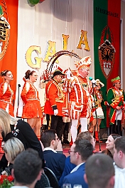 01 GuergerGala 2026-02-07 02  Tour-Tag, 7. Februar - In unserer Residenz, dem WYNDHAM Hotel Duisburger Hof, begann unsere Abendtour mit der Bürger-Gala der Bürgergarde. Quasi ums Eck war der nächste Termin bei der restlos ausgekauften Damensitzung des Sonnigen Südens. Zur Mädchensitzung der Rot-Weißen aus Hamborn ging es danach in die Clauberghalle. Einmal quer durch die Stadt war dann das Kostümfest der KG Op de Hippe Höh. : DVPJ, Toni I, Jules I., Prinz Karneval, Prinz, Prinzessin Aileen I., Hofmarschälle, Page, Pagen, Paginnen, HDK, Duisburg, Karneval, Helau, Tollität, Event, Session 2025, Session 2025, HDK Duisburg, Hauptausschuss, Hauptausschuss Karneval Duisburg, Duisburg ist echt