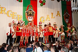 01 GuergerGala 2026-02-07 04  Tour-Tag, 7. Februar - In unserer Residenz, dem WYNDHAM Hotel Duisburger Hof, begann unsere Abendtour mit der Bürger-Gala der Bürgergarde. Quasi ums Eck war der nächste Termin bei der restlos ausgekauften Damensitzung des Sonnigen Südens. Zur Mädchensitzung der Rot-Weißen aus Hamborn ging es danach in die Clauberghalle. Einmal quer durch die Stadt war dann das Kostümfest der KG Op de Hippe Höh. : DVPJ, Toni I, Jules I., Prinz Karneval, Prinz, Prinzessin Aileen I., Hofmarschälle, Page, Pagen, Paginnen, HDK, Duisburg, Karneval, Helau, Tollität, Event, Session 2025, Session 2025, HDK Duisburg, Hauptausschuss, Hauptausschuss Karneval Duisburg, Duisburg ist echt