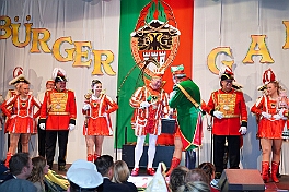 01 GuergerGala 2026-02-07 05  Tour-Tag, 7. Februar - In unserer Residenz, dem WYNDHAM Hotel Duisburger Hof, begann unsere Abendtour mit der Bürger-Gala der Bürgergarde. Quasi ums Eck war der nächste Termin bei der restlos ausgekauften Damensitzung des Sonnigen Südens. Zur Mädchensitzung der Rot-Weißen aus Hamborn ging es danach in die Clauberghalle. Einmal quer durch die Stadt war dann das Kostümfest der KG Op de Hippe Höh. : DVPJ, Toni I, Jules I., Prinz Karneval, Prinz, Prinzessin Aileen I., Hofmarschälle, Page, Pagen, Paginnen, HDK, Duisburg, Karneval, Helau, Tollität, Event, Session 2025, Session 2025, HDK Duisburg, Hauptausschuss, Hauptausschuss Karneval Duisburg, Duisburg ist echt