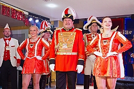 02 Damens SonnigSued 2026-02-07 03  Tour-Tag, 7. Februar - In unserer Residenz, dem WYNDHAM Hotel Duisburger Hof, begann unsere Abendtour mit der Bürger-Gala der Bürgergarde. Quasi ums Eck war der nächste Termin bei der restlos ausgekauften Damensitzung des Sonnigen Südens. Zur Mädchensitzung der Rot-Weißen aus Hamborn ging es danach in die Clauberghalle. Einmal quer durch die Stadt war dann das Kostümfest der KG Op de Hippe Höh. : DVPJ, Toni I, Jules I., Prinz Karneval, Prinz, Prinzessin Aileen I., Hofmarschälle, Page, Pagen, Paginnen, HDK, Duisburg, Karneval, Helau, Tollität, Event, Session 2025, Session 2025, HDK Duisburg, Hauptausschuss, Hauptausschuss Karneval Duisburg, Duisburg ist echt