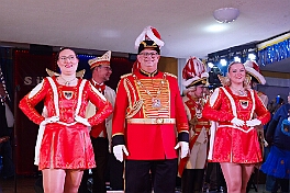 02 Damens SonnigSued 2026-02-07 04  Tour-Tag, 7. Februar - In unserer Residenz, dem WYNDHAM Hotel Duisburger Hof, begann unsere Abendtour mit der Bürger-Gala der Bürgergarde. Quasi ums Eck war der nächste Termin bei der restlos ausgekauften Damensitzung des Sonnigen Südens. Zur Mädchensitzung der Rot-Weißen aus Hamborn ging es danach in die Clauberghalle. Einmal quer durch die Stadt war dann das Kostümfest der KG Op de Hippe Höh. : DVPJ, Toni I, Jules I., Prinz Karneval, Prinz, Prinzessin Aileen I., Hofmarschälle, Page, Pagen, Paginnen, HDK, Duisburg, Karneval, Helau, Tollität, Event, Session 2025, Session 2025, HDK Duisburg, Hauptausschuss, Hauptausschuss Karneval Duisburg, Duisburg ist echt