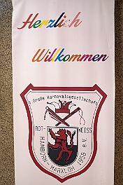 03 Maedvhns RWHambMarx 2026-02-07 01  Tour-Tag, 7. Februar - In unserer Residenz, dem WYNDHAM Hotel Duisburger Hof, begann unsere Abendtour mit der Bürger-Gala der Bürgergarde. Quasi ums Eck war der nächste Termin bei der restlos ausgekauften Damensitzung des Sonnigen Südens. Zur Mädchensitzung der Rot-Weißen aus Hamborn ging es danach in die Clauberghalle. Einmal quer durch die Stadt war dann das Kostümfest der KG Op de Hippe Höh. : DVPJ, Toni I, Jules I., Prinz Karneval, Prinz, Prinzessin Aileen I., Hofmarschälle, Page, Pagen, Paginnen, HDK, Duisburg, Karneval, Helau, Tollität, Event, Session 2025, Session 2025, HDK Duisburg, Hauptausschuss, Hauptausschuss Karneval Duisburg, Duisburg ist echt