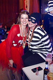 03 Maedvhns RWHambMarx 2026-02-07 02  Tour-Tag, 7. Februar - In unserer Residenz, dem WYNDHAM Hotel Duisburger Hof, begann unsere Abendtour mit der Bürger-Gala der Bürgergarde. Quasi ums Eck war der nächste Termin bei der restlos ausgekauften Damensitzung des Sonnigen Südens. Zur Mädchensitzung der Rot-Weißen aus Hamborn ging es danach in die Clauberghalle. Einmal quer durch die Stadt war dann das Kostümfest der KG Op de Hippe Höh. : DVPJ, Toni I, Jules I., Prinz Karneval, Prinz, Prinzessin Aileen I., Hofmarschälle, Page, Pagen, Paginnen, HDK, Duisburg, Karneval, Helau, Tollität, Event, Session 2025, Session 2025, HDK Duisburg, Hauptausschuss, Hauptausschuss Karneval Duisburg, Duisburg ist echt