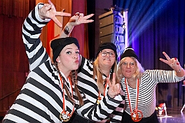 03 Maedvhns RWHambMarx 2026-02-07 04  Tour-Tag, 7. Februar - In unserer Residenz, dem WYNDHAM Hotel Duisburger Hof, begann unsere Abendtour mit der Bürger-Gala der Bürgergarde. Quasi ums Eck war der nächste Termin bei der restlos ausgekauften Damensitzung des Sonnigen Südens. Zur Mädchensitzung der Rot-Weißen aus Hamborn ging es danach in die Clauberghalle. Einmal quer durch die Stadt war dann das Kostümfest der KG Op de Hippe Höh. : DVPJ, Toni I, Jules I., Prinz Karneval, Prinz, Prinzessin Aileen I., Hofmarschälle, Page, Pagen, Paginnen, HDK, Duisburg, Karneval, Helau, Tollität, Event, Session 2025, Session 2025, HDK Duisburg, Hauptausschuss, Hauptausschuss Karneval Duisburg, Duisburg ist echt