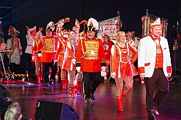 03 Maedvhns RWHambMarx 2026-02-07 05  Tour-Tag, 7. Februar - In unserer Residenz, dem WYNDHAM Hotel Duisburger Hof, begann unsere Abendtour mit der Bürger-Gala der Bürgergarde. Quasi ums Eck war der nächste Termin bei der restlos ausgekauften Damensitzung des Sonnigen Südens. Zur Mädchensitzung der Rot-Weißen aus Hamborn ging es danach in die Clauberghalle. Einmal quer durch die Stadt war dann das Kostümfest der KG Op de Hippe Höh. : DVPJ, Toni I, Jules I., Prinz Karneval, Prinz, Prinzessin Aileen I., Hofmarschälle, Page, Pagen, Paginnen, HDK, Duisburg, Karneval, Helau, Tollität, Event, Session 2025, Session 2025, HDK Duisburg, Hauptausschuss, Hauptausschuss Karneval Duisburg, Duisburg ist echt