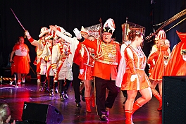 03 Maedvhns RWHambMarx 2026-02-07 06  Tour-Tag, 7. Februar - In unserer Residenz, dem WYNDHAM Hotel Duisburger Hof, begann unsere Abendtour mit der Bürger-Gala der Bürgergarde. Quasi ums Eck war der nächste Termin bei der restlos ausgekauften Damensitzung des Sonnigen Südens. Zur Mädchensitzung der Rot-Weißen aus Hamborn ging es danach in die Clauberghalle. Einmal quer durch die Stadt war dann das Kostümfest der KG Op de Hippe Höh. : DVPJ, Toni I, Jules I., Prinz Karneval, Prinz, Prinzessin Aileen I., Hofmarschälle, Page, Pagen, Paginnen, HDK, Duisburg, Karneval, Helau, Tollität, Event, Session 2025, Session 2025, HDK Duisburg, Hauptausschuss, Hauptausschuss Karneval Duisburg, Duisburg ist echt