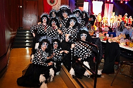 03 Maedvhns RWHambMarx 2026-02-07 08  Tour-Tag, 7. Februar - In unserer Residenz, dem WYNDHAM Hotel Duisburger Hof, begann unsere Abendtour mit der Bürger-Gala der Bürgergarde. Quasi ums Eck war der nächste Termin bei der restlos ausgekauften Damensitzung des Sonnigen Südens. Zur Mädchensitzung der Rot-Weißen aus Hamborn ging es danach in die Clauberghalle. Einmal quer durch die Stadt war dann das Kostümfest der KG Op de Hippe Höh. : DVPJ, Toni I, Jules I., Prinz Karneval, Prinz, Prinzessin Aileen I., Hofmarschälle, Page, Pagen, Paginnen, HDK, Duisburg, Karneval, Helau, Tollität, Event, Session 2025, Session 2025, HDK Duisburg, Hauptausschuss, Hauptausschuss Karneval Duisburg, Duisburg ist echt