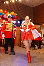 04 Kostuemf HippeHoeh 2026-02-07 03  Tour-Tag, 7. Februar - In unserer Residenz, dem WYNDHAM Hotel Duisburger Hof, begann unsere Abendtour mit der Bürger-Gala der Bürgergarde. Quasi ums Eck war der nächste Termin bei der restlos ausgekauften Damensitzung des Sonnigen Südens. Zur Mädchensitzung der Rot-Weißen aus Hamborn ging es danach in die Clauberghalle. Einmal quer durch die Stadt war dann das Kostümfest der KG Op de Hippe Höh. : DVPJ, Toni I, Jules I., Prinz Karneval, Prinz, Prinzessin Aileen I., Hofmarschälle, Page, Pagen, Paginnen, HDK, Duisburg, Karneval, Helau, Tollität, Event, Session 2025, Session 2025, HDK Duisburg, Hauptausschuss, Hauptausschuss Karneval Duisburg, Duisburg ist echt