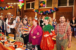 04 Kostuemf HippeHoeh 2026-02-07 07  Tour-Tag, 7. Februar - In unserer Residenz, dem WYNDHAM Hotel Duisburger Hof, begann unsere Abendtour mit der Bürger-Gala der Bürgergarde. Quasi ums Eck war der nächste Termin bei der restlos ausgekauften Damensitzung des Sonnigen Südens. Zur Mädchensitzung der Rot-Weißen aus Hamborn ging es danach in die Clauberghalle. Einmal quer durch die Stadt war dann das Kostümfest der KG Op de Hippe Höh. : DVPJ, Toni I, Jules I., Prinz Karneval, Prinz, Prinzessin Aileen I., Hofmarschälle, Page, Pagen, Paginnen, HDK, Duisburg, Karneval, Helau, Tollität, Event, Session 2025, Session 2025, HDK Duisburg, Hauptausschuss, Hauptausschuss Karneval Duisburg, Duisburg ist echt