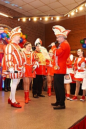 04 Kostuemf HippeHoeh 2026-02-07 09  Tour-Tag, 7. Februar - In unserer Residenz, dem WYNDHAM Hotel Duisburger Hof, begann unsere Abendtour mit der Bürger-Gala der Bürgergarde. Quasi ums Eck war der nächste Termin bei der restlos ausgekauften Damensitzung des Sonnigen Südens. Zur Mädchensitzung der Rot-Weißen aus Hamborn ging es danach in die Clauberghalle. Einmal quer durch die Stadt war dann das Kostümfest der KG Op de Hippe Höh. : DVPJ, Toni I, Jules I., Prinz Karneval, Prinz, Prinzessin Aileen I., Hofmarschälle, Page, Pagen, Paginnen, HDK, Duisburg, Karneval, Helau, Tollität, Event, Session 2025, Session 2025, HDK Duisburg, Hauptausschuss, Hauptausschuss Karneval Duisburg, Duisburg ist echt