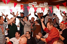 01 Herrens RW HambMarx 2026-02-08 06  Tour-Tag, 8. Februar -Start war an diesem Sonntag mit der Herrensitzung der Rot-Weißen aus Hamborn im Abteikeller. Danach wurde uns  eine Spende für den neuen Inklusions-Bus vom Meidericher Hilfswerk e.V. übergeben. Weiter zur Herrensitzung  der » Blauen Jungs « an gewohnter Stätte. Zur Stärkung zwischendurch war dann das Grünkohlessen von Bienen Lindner im „Langgasthof Schenke“. Nach einem Besuch in unserem Standquartier, UT_Ungelsheimer Treff“, waren wir beim 4:2 des MSV vs. Verl in der schauinsland-reisen Arena. : DVPJ, Toni I, Jules I., Prinz Karneval, Prinz, Prinzessin Aileen I., Hofmarschälle, Page, Pagen, Paginnen, HDK, Duisburg, Karneval, Helau, Tollität, Event, Session 2025, Session 2025, HDK Duisburg, Hauptausschuss, Hauptausschuss Karneval Duisburg, Duisburg ist echt