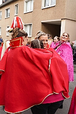 02 MeiderichHilfswerk 2026-02-08 03  Tour-Tag, 8. Februar -Start war an diesem Sonntag mit der Herrensitzung der Rot-Weißen aus Hamborn im Abteikeller. Danach wurde uns  eine Spende für den neuen Inklusions-Bus vom Meidericher Hilfswerk e.V. übergeben. Weiter zur Herrensitzung  der » Blauen Jungs « an gewohnter Stätte. Zur Stärkung zwischendurch war dann das Grünkohlessen von Bienen Lindner im „Langgasthof Schenke“. Nach einem Besuch in unserem Standquartier, UT_Ungelsheimer Treff“, waren wir beim 4:2 des MSV vs. Verl in der schauinsland-reisen Arena. : DVPJ, Toni I, Jules I., Prinz Karneval, Prinz, Prinzessin Aileen I., Hofmarschälle, Page, Pagen, Paginnen, HDK, Duisburg, Karneval, Helau, Tollität, Event, Session 2025, Session 2025, HDK Duisburg, Hauptausschuss, Hauptausschuss Karneval Duisburg, Duisburg ist echt