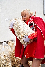 02 MeiderichHilfswerk 2026-02-08 05  Tour-Tag, 8. Februar -Start war an diesem Sonntag mit der Herrensitzung der Rot-Weißen aus Hamborn im Abteikeller. Danach wurde uns  eine Spende für den neuen Inklusions-Bus vom Meidericher Hilfswerk e.V. übergeben. Weiter zur Herrensitzung  der » Blauen Jungs « an gewohnter Stätte. Zur Stärkung zwischendurch war dann das Grünkohlessen von Bienen Lindner im „Langgasthof Schenke“. Nach einem Besuch in unserem Standquartier, UT_Ungelsheimer Treff“, waren wir beim 4:2 des MSV vs. Verl in der schauinsland-reisen Arena. : DVPJ, Toni I, Jules I., Prinz Karneval, Prinz, Prinzessin Aileen I., Hofmarschälle, Page, Pagen, Paginnen, HDK, Duisburg, Karneval, Helau, Tollität, Event, Session 2025, Session 2025, HDK Duisburg, Hauptausschuss, Hauptausschuss Karneval Duisburg, Duisburg ist echt