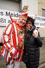 02 MeiderichHilfswerk 2026-02-08 06  Tour-Tag, 8. Februar -Start war an diesem Sonntag mit der Herrensitzung der Rot-Weißen aus Hamborn im Abteikeller. Danach wurde uns  eine Spende für den neuen Inklusions-Bus vom Meidericher Hilfswerk e.V. übergeben. Weiter zur Herrensitzung  der » Blauen Jungs « an gewohnter Stätte. Zur Stärkung zwischendurch war dann das Grünkohlessen von Bienen Lindner im „Langgasthof Schenke“. Nach einem Besuch in unserem Standquartier, UT_Ungelsheimer Treff“, waren wir beim 4:2 des MSV vs. Verl in der schauinsland-reisen Arena. : DVPJ, Toni I, Jules I., Prinz Karneval, Prinz, Prinzessin Aileen I., Hofmarschälle, Page, Pagen, Paginnen, HDK, Duisburg, Karneval, Helau, Tollität, Event, Session 2025, Session 2025, HDK Duisburg, Hauptausschuss, Hauptausschuss Karneval Duisburg, Duisburg ist echt