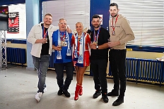 03 Herrens AMaB 2026-02-08 02  Tour-Tag, 8. Februar -Start war an diesem Sonntag mit der Herrensitzung der Rot-Weißen aus Hamborn im Abteikeller. Danach wurde uns  eine Spende für den neuen Inklusions-Bus vom Meidericher Hilfswerk e.V. übergeben. Weiter zur Herrensitzung  der » Blauen Jungs « an gewohnter Stätte. Zur Stärkung zwischendurch war dann das Grünkohlessen von Bienen Lindner im „Langgasthof Schenke“. Nach einem Besuch in unserem Standquartier, UT_Ungelsheimer Treff“, waren wir beim 4:2 des MSV vs. Verl in der schauinsland-reisen Arena. : DVPJ, Toni I, Jules I., Prinz Karneval, Prinz, Prinzessin Aileen I., Hofmarschälle, Page, Pagen, Paginnen, HDK, Duisburg, Karneval, Helau, Tollität, Event, Session 2025, Session 2025, HDK Duisburg, Hauptausschuss, Hauptausschuss Karneval Duisburg, Duisburg ist echt