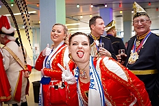 03 Herrens AMaB 2026-02-08 03  Tour-Tag, 8. Februar -Start war an diesem Sonntag mit der Herrensitzung der Rot-Weißen aus Hamborn im Abteikeller. Danach wurde uns  eine Spende für den neuen Inklusions-Bus vom Meidericher Hilfswerk e.V. übergeben. Weiter zur Herrensitzung  der » Blauen Jungs « an gewohnter Stätte. Zur Stärkung zwischendurch war dann das Grünkohlessen von Bienen Lindner im „Langgasthof Schenke“. Nach einem Besuch in unserem Standquartier, UT_Ungelsheimer Treff“, waren wir beim 4:2 des MSV vs. Verl in der schauinsland-reisen Arena. : DVPJ, Toni I, Jules I., Prinz Karneval, Prinz, Prinzessin Aileen I., Hofmarschälle, Page, Pagen, Paginnen, HDK, Duisburg, Karneval, Helau, Tollität, Event, Session 2025, Session 2025, HDK Duisburg, Hauptausschuss, Hauptausschuss Karneval Duisburg, Duisburg ist echt