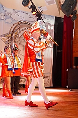 03 Herrens AMaB 2026-02-08 06  Tour-Tag, 8. Februar -Start war an diesem Sonntag mit der Herrensitzung der Rot-Weißen aus Hamborn im Abteikeller. Danach wurde uns  eine Spende für den neuen Inklusions-Bus vom Meidericher Hilfswerk e.V. übergeben. Weiter zur Herrensitzung  der » Blauen Jungs « an gewohnter Stätte. Zur Stärkung zwischendurch war dann das Grünkohlessen von Bienen Lindner im „Langgasthof Schenke“. Nach einem Besuch in unserem Standquartier, UT_Ungelsheimer Treff“, waren wir beim 4:2 des MSV vs. Verl in der schauinsland-reisen Arena. : DVPJ, Toni I, Jules I., Prinz Karneval, Prinz, Prinzessin Aileen I., Hofmarschälle, Page, Pagen, Paginnen, HDK, Duisburg, Karneval, Helau, Tollität, Event, Session 2025, Session 2025, HDK Duisburg, Hauptausschuss, Hauptausschuss Karneval Duisburg, Duisburg ist echt