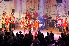 03 Herrens AMaB 2026-02-08 13  Tour-Tag, 8. Februar -Start war an diesem Sonntag mit der Herrensitzung der Rot-Weißen aus Hamborn im Abteikeller. Danach wurde uns  eine Spende für den neuen Inklusions-Bus vom Meidericher Hilfswerk e.V. übergeben. Weiter zur Herrensitzung  der » Blauen Jungs « an gewohnter Stätte. Zur Stärkung zwischendurch war dann das Grünkohlessen von Bienen Lindner im „Langgasthof Schenke“. Nach einem Besuch in unserem Standquartier, UT_Ungelsheimer Treff“, waren wir beim 4:2 des MSV vs. Verl in der schauinsland-reisen Arena. : DVPJ, Toni I, Jules I., Prinz Karneval, Prinz, Prinzessin Aileen I., Hofmarschälle, Page, Pagen, Paginnen, HDK, Duisburg, Karneval, Helau, Tollität, Event, Session 2025, Session 2025, HDK Duisburg, Hauptausschuss, Hauptausschuss Karneval Duisburg, Duisburg ist echt