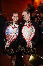 03 Herrens AMaB 2026-02-08 14  Tour-Tag, 8. Februar -Start war an diesem Sonntag mit der Herrensitzung der Rot-Weißen aus Hamborn im Abteikeller. Danach wurde uns  eine Spende für den neuen Inklusions-Bus vom Meidericher Hilfswerk e.V. übergeben. Weiter zur Herrensitzung  der » Blauen Jungs « an gewohnter Stätte. Zur Stärkung zwischendurch war dann das Grünkohlessen von Bienen Lindner im „Langgasthof Schenke“. Nach einem Besuch in unserem Standquartier, UT_Ungelsheimer Treff“, waren wir beim 4:2 des MSV vs. Verl in der schauinsland-reisen Arena. : DVPJ, Toni I, Jules I., Prinz Karneval, Prinz, Prinzessin Aileen I., Hofmarschälle, Page, Pagen, Paginnen, HDK, Duisburg, Karneval, Helau, Tollität, Event, Session 2025, Session 2025, HDK Duisburg, Hauptausschuss, Hauptausschuss Karneval Duisburg, Duisburg ist echt