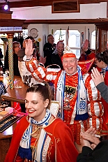 05 StandQua UT 2026-02-08 01  Tour-Tag, 8. Februar -Start war an diesem Sonntag mit der Herrensitzung der Rot-Weißen aus Hamborn im Abteikeller. Danach wurde uns  eine Spende für den neuen Inklusions-Bus vom Meidericher Hilfswerk e.V. übergeben. Weiter zur Herrensitzung  der » Blauen Jungs « an gewohnter Stätte. Zur Stärkung zwischendurch war dann das Grünkohlessen von Bienen Lindner im „Langgasthof Schenke“. Nach einem Besuch in unserem Standquartier, UT_Ungelsheimer Treff“, waren wir beim 4:2 des MSV vs. Verl in der schauinsland-reisen Arena. : DVPJ, Toni I, Jules I., Prinz Karneval, Prinz, Prinzessin Aileen I., Hofmarschälle, Page, Pagen, Paginnen, HDK, Duisburg, Karneval, Helau, Tollität, Event, Session 2025, Session 2025, HDK Duisburg, Hauptausschuss, Hauptausschuss Karneval Duisburg, Duisburg ist echt