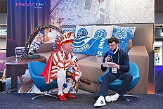 06 MSV Spiel 2026-02-08 01  Tour-Tag, 8. Februar -Start war an diesem Sonntag mit der Herrensitzung der Rot-Weißen aus Hamborn im Abteikeller. Danach wurde uns  eine Spende für den neuen Inklusions-Bus vom Meidericher Hilfswerk e.V. übergeben. Weiter zur Herrensitzung  der » Blauen Jungs « an gewohnter Stätte. Zur Stärkung zwischendurch war dann das Grünkohlessen von Bienen Lindner im „Langgasthof Schenke“. Nach einem Besuch in unserem Standquartier, UT_Ungelsheimer Treff“, waren wir beim 4:2 des MSV vs. Verl in der schauinsland-reisen Arena. : DVPJ, Toni I, Jules I., Prinz Karneval, Prinz, Prinzessin Aileen I., Hofmarschälle, Page, Pagen, Paginnen, HDK, Duisburg, Karneval, Helau, Tollität, Event, Session 2025, Session 2025, HDK Duisburg, Hauptausschuss, Hauptausschuss Karneval Duisburg, Duisburg ist echt