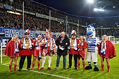 06 MSV Spiel 2026-02-08 17  Tour-Tag, 8. Februar -Start war an diesem Sonntag mit der Herrensitzung der Rot-Weißen aus Hamborn im Abteikeller. Danach wurde uns  eine Spende für den neuen Inklusions-Bus vom Meidericher Hilfswerk e.V. übergeben. Weiter zur Herrensitzung  der » Blauen Jungs « an gewohnter Stätte. Zur Stärkung zwischendurch war dann das Grünkohlessen von Bienen Lindner im „Langgasthof Schenke“. Nach einem Besuch in unserem Standquartier, UT_Ungelsheimer Treff“, waren wir beim 4:2 des MSV vs. Verl in der schauinsland-reisen Arena. : DVPJ, Toni I, Jules I., Prinz Karneval, Prinz, Prinzessin Aileen I., Hofmarschälle, Page, Pagen, Paginnen, HDK, Duisburg, Karneval, Helau, Tollität, Event, Session 2025, Session 2025, HDK Duisburg, Hauptausschuss, Hauptausschuss Karneval Duisburg, Duisburg ist echt