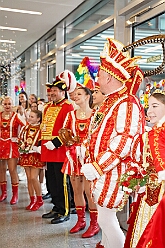 01 Beim-WDR 2026-02-08 05  Tour-Tag, 9. Februar - Mittags stand der Empfang bei Prinzencrew beim WDR auf dem Programm, herzlich begrüßt durch „Manni“. Dann einmal Seniorenkarneval an der Zechenstraße in Homberg. Zum guten Schluß dann das Senatorenessen im Binnschiffahrtsmuseum der KG Weiß-Grün Ruhrort. : DVPJ, Toni I, Jules I., Prinz Karneval, Prinz, Prinzessin Aileen I., Hofmarschälle, Page, Pagen, Paginnen, HDK, Duisburg, Karneval, Helau, Tollität, Event, Session 2025, Session 2025, HDK Duisburg, Hauptausschuss, Hauptausschuss Karneval Duisburg, Duisburg ist echt