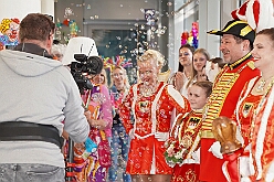 01 Beim-WDR 2026-02-08 06  Tour-Tag, 9. Februar - Mittags stand der Empfang bei Prinzencrew beim WDR auf dem Programm, herzlich begrüßt durch „Manni“. Dann einmal Seniorenkarneval an der Zechenstraße in Homberg. Zum guten Schluß dann das Senatorenessen im Binnschiffahrtsmuseum der KG Weiß-Grün Ruhrort. : DVPJ, Toni I, Jules I., Prinz Karneval, Prinz, Prinzessin Aileen I., Hofmarschälle, Page, Pagen, Paginnen, HDK, Duisburg, Karneval, Helau, Tollität, Event, Session 2025, Session 2025, HDK Duisburg, Hauptausschuss, Hauptausschuss Karneval Duisburg, Duisburg ist echt