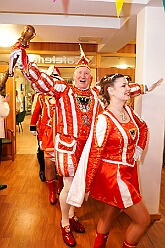 02 Seniorenk Narrenzunft 20206-02-09 03  Tour-Tag, 9. Februar - Mittags stand der Empfang bei Prinzencrew beim WDR auf dem Programm, herzlich begrüßt durch „Manni“. Dann einmal Seniorenkarneval an der Zechenstraße in Homberg. Zum guten Schluß dann das Senatorenessen im Binnschiffahrtsmuseum der KG Weiß-Grün Ruhrort. : DVPJ, Toni I, Jules I., Prinz Karneval, Prinz, Prinzessin Aileen I., Hofmarschälle, Page, Pagen, Paginnen, HDK, Duisburg, Karneval, Helau, Tollität, Event, Session 2025, Session 2025, HDK Duisburg, Hauptausschuss, Hauptausschuss Karneval Duisburg, Duisburg ist echt