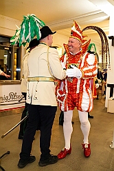 03 Senatoren WG Ruhrort 20206-02-09 01  Tour-Tag, 9. Februar - Mittags stand der Empfang bei Prinzencrew beim WDR auf dem Programm, herzlich begrüßt durch „Manni“. Dann einmal Seniorenkarneval an der Zechenstraße in Homberg. Zum guten Schluß dann das Senatorenessen im Binnschiffahrtsmuseum der KG Weiß-Grün Ruhrort. : DVPJ, Toni I, Jules I., Prinz Karneval, Prinz, Prinzessin Aileen I., Hofmarschälle, Page, Pagen, Paginnen, HDK, Duisburg, Karneval, Helau, Tollität, Event, Session 2025, Session 2025, HDK Duisburg, Hauptausschuss, Hauptausschuss Karneval Duisburg, Duisburg ist echt