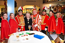 03 Senatoren WG Ruhrort 20206-02-09 04  Tour-Tag, 9. Februar - Mittags stand der Empfang bei Prinzencrew beim WDR auf dem Programm, herzlich begrüßt durch „Manni“. Dann einmal Seniorenkarneval an der Zechenstraße in Homberg. Zum guten Schluß dann das Senatorenessen im Binnschiffahrtsmuseum der KG Weiß-Grün Ruhrort. : DVPJ, Toni I, Jules I., Prinz Karneval, Prinz, Prinzessin Aileen I., Hofmarschälle, Page, Pagen, Paginnen, HDK, Duisburg, Karneval, Helau, Tollität, Event, Session 2025, Session 2025, HDK Duisburg, Hauptausschuss, Hauptausschuss Karneval Duisburg, Duisburg ist echt