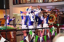 03 Senatoren WG Ruhrort 20206-02-09 06  Tour-Tag, 9. Februar - Mittags stand der Empfang bei Prinzencrew beim WDR auf dem Programm, herzlich begrüßt durch „Manni“. Dann einmal Seniorenkarneval an der Zechenstraße in Homberg. Zum guten Schluß dann das Senatorenessen im Binnschiffahrtsmuseum der KG Weiß-Grün Ruhrort. : DVPJ, Toni I, Jules I., Prinz Karneval, Prinz, Prinzessin Aileen I., Hofmarschälle, Page, Pagen, Paginnen, HDK, Duisburg, Karneval, Helau, Tollität, Event, Session 2025, Session 2025, HDK Duisburg, Hauptausschuss, Hauptausschuss Karneval Duisburg, Duisburg ist echt