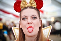 03 HDK Festzelt 2026-02-12 03  Alweiber-Tour, 12. Februar - Eine karnevalistische „Stadtrundfahrt“ an diesem veregneten Donnerstag. : DVPJ, Toni I, Jules I., Prinz Karneval, Prinz, Prinzessin Aileen I., Hofmarschälle, Page, Pagen, Paginnen, HDK, Duisburg, Karneval, Helau, Tollität, Event, Session 2025, Session 2025, HDK Duisburg, Hauptausschuss, Hauptausschuss Karneval Duisburg, Duisburg ist echt