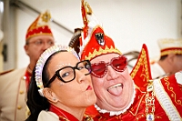 03 HDK Festzelt 2026-02-12 04  Alweiber-Tour, 12. Februar - Eine karnevalistische „Stadtrundfahrt“ an diesem veregneten Donnerstag. : DVPJ, Toni I, Jules I., Prinz Karneval, Prinz, Prinzessin Aileen I., Hofmarschälle, Page, Pagen, Paginnen, HDK, Duisburg, Karneval, Helau, Tollität, Event, Session 2025, Session 2025, HDK Duisburg, Hauptausschuss, Hauptausschuss Karneval Duisburg, Duisburg ist echt