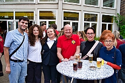 Wahlabend HDK 2026-04-17 03  Prinzenwahl HDK - Oliver I. mit Crew ist Prinz - Großartige Stimmung in und vor der Mensa, vom des. Oliver I. liebevoll auch „Keller“ genannt, der Gesamtschule Stadtmitte. Die designierte Prinzencrew, ziemlich nervös vor der Wahl der Präsidentenversammlung, präsentierte sich danach auf der Bühne doch schon recht souverän. Eine große Schar von Gratulanten war gekommen um auch der zukünftigen Kinderprinzencrew mit Prinz Niklas I., Prinzessin Greta I., den Paginen Leonie und Hanna zu gratulieren. : DVPJ, Toni I, Jules I., Prinz Karneval, Prinz, Prinzessin Aileen I., Hofmarschälle, Page, Pagen, Paginnen, HDK, Duisburg, Karneval, Helau, Tollität, Event, Session 2025, Session 2025, HDK Duisburg, Hauptausschuss, Hauptausschuss Karneval Duisburg, Duisburg ist echt