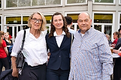 Wahlabend HDK 2026-04-17 05  Prinzenwahl HDK - Oliver I. mit Crew ist Prinz - Großartige Stimmung in und vor der Mensa, vom des. Oliver I. liebevoll auch „Keller“ genannt, der Gesamtschule Stadtmitte. Die designierte Prinzencrew, ziemlich nervös vor der Wahl der Präsidentenversammlung, präsentierte sich danach auf der Bühne doch schon recht souverän. Eine große Schar von Gratulanten war gekommen um auch der zukünftigen Kinderprinzencrew mit Prinz Niklas I., Prinzessin Greta I., den Paginen Leonie und Hanna zu gratulieren. : DVPJ, Toni I, Jules I., Prinz Karneval, Prinz, Prinzessin Aileen I., Hofmarschälle, Page, Pagen, Paginnen, HDK, Duisburg, Karneval, Helau, Tollität, Event, Session 2025, Session 2025, HDK Duisburg, Hauptausschuss, Hauptausschuss Karneval Duisburg, Duisburg ist echt