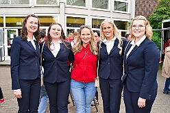 Wahlabend HDK 2026-04-17 07  Prinzenwahl HDK - Oliver I. mit Crew ist Prinz - Großartige Stimmung in und vor der Mensa, vom des. Oliver I. liebevoll auch „Keller“ genannt, der Gesamtschule Stadtmitte. Die designierte Prinzencrew, ziemlich nervös vor der Wahl der Präsidentenversammlung, präsentierte sich danach auf der Bühne doch schon recht souverän. Eine große Schar von Gratulanten war gekommen um auch der zukünftigen Kinderprinzencrew mit Prinz Niklas I., Prinzessin Greta I., den Paginen Leonie und Hanna zu gratulieren. : DVPJ, Toni I, Jules I., Prinz Karneval, Prinz, Prinzessin Aileen I., Hofmarschälle, Page, Pagen, Paginnen, HDK, Duisburg, Karneval, Helau, Tollität, Event, Session 2025, Session 2025, HDK Duisburg, Hauptausschuss, Hauptausschuss Karneval Duisburg, Duisburg ist echt