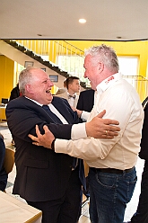 Wahlabend HDK 2026-04-17 13  Prinzenwahl HDK - Oliver I. mit Crew ist Prinz - Großartige Stimmung in und vor der Mensa, vom des. Oliver I. liebevoll auch „Keller“ genannt, der Gesamtschule Stadtmitte. Die designierte Prinzencrew, ziemlich nervös vor der Wahl der Präsidentenversammlung, präsentierte sich danach auf der Bühne doch schon recht souverän. Eine große Schar von Gratulanten war gekommen um auch der zukünftigen Kinderprinzencrew mit Prinz Niklas I., Prinzessin Greta I., den Paginen Leonie und Hanna zu gratulieren. : DVPJ, Toni I, Jules I., Prinz Karneval, Prinz, Prinzessin Aileen I., Hofmarschälle, Page, Pagen, Paginnen, HDK, Duisburg, Karneval, Helau, Tollität, Event, Session 2025, Session 2025, HDK Duisburg, Hauptausschuss, Hauptausschuss Karneval Duisburg, Duisburg ist echt