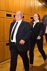 Wahlabend HDK 2026-04-17 16  Prinzenwahl HDK - Oliver I. mit Crew ist Prinz - Großartige Stimmung in und vor der Mensa, vom des. Oliver I. liebevoll auch „Keller“ genannt, der Gesamtschule Stadtmitte. Die designierte Prinzencrew, ziemlich nervös vor der Wahl der Präsidentenversammlung, präsentierte sich danach auf der Bühne doch schon recht souverän. Eine große Schar von Gratulanten war gekommen um auch der zukünftigen Kinderprinzencrew mit Prinz Niklas I., Prinzessin Greta I., den Paginen Leonie und Hanna zu gratulieren. : DVPJ, Toni I, Jules I., Prinz Karneval, Prinz, Prinzessin Aileen I., Hofmarschälle, Page, Pagen, Paginnen, HDK, Duisburg, Karneval, Helau, Tollität, Event, Session 2025, Session 2025, HDK Duisburg, Hauptausschuss, Hauptausschuss Karneval Duisburg, Duisburg ist echt